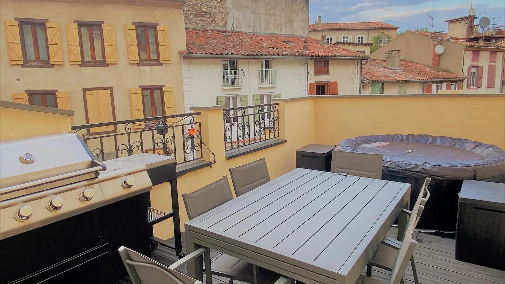 3 Pieces Spacieux Plein Centre, Parking,Clim, Terrasse, Jardin Foix Francie